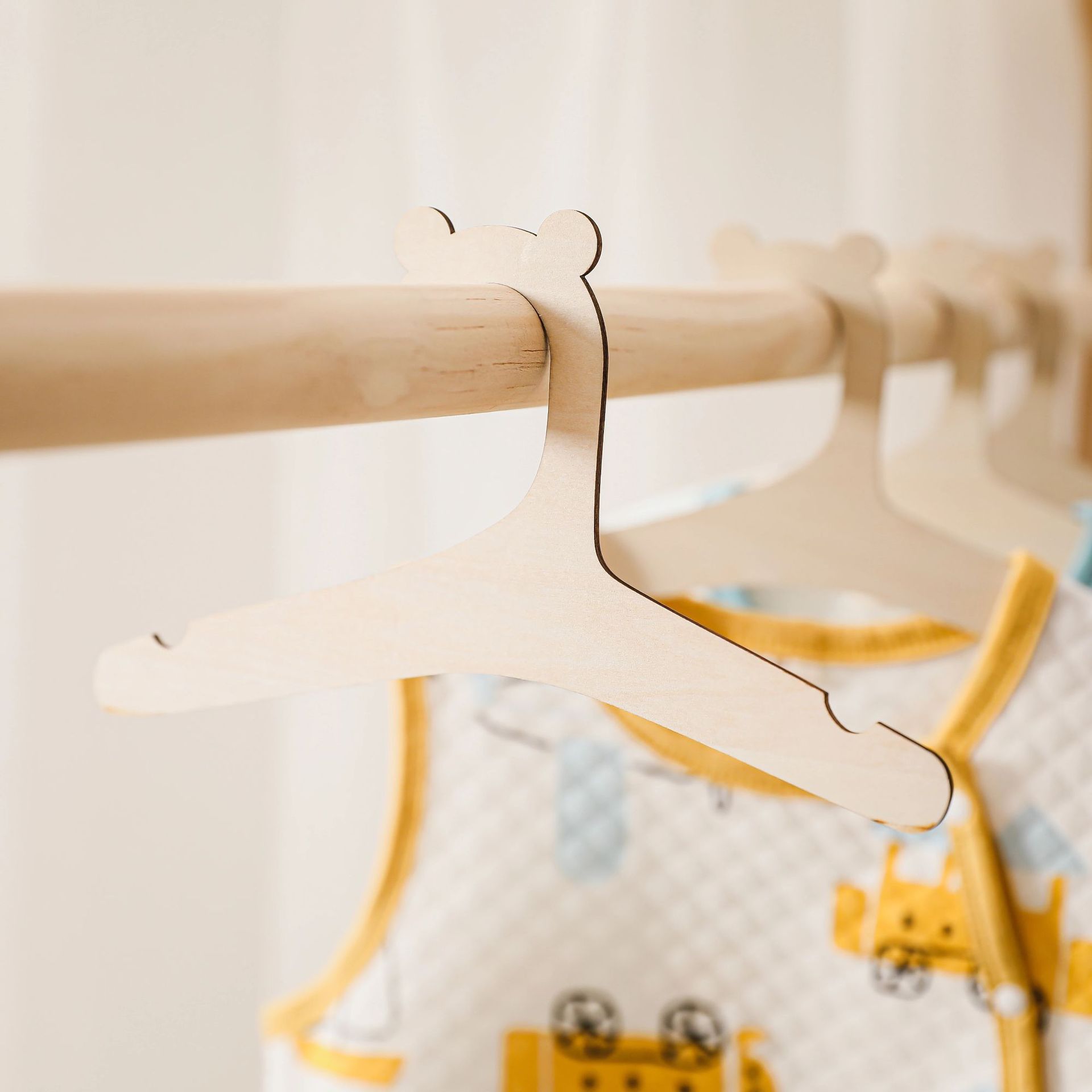 ไม้แขวนเสื้อเด็กแบบไม้ 5/10 ชิ - Baby Clothing Hanging Rack บทวิจารณ์และราคา